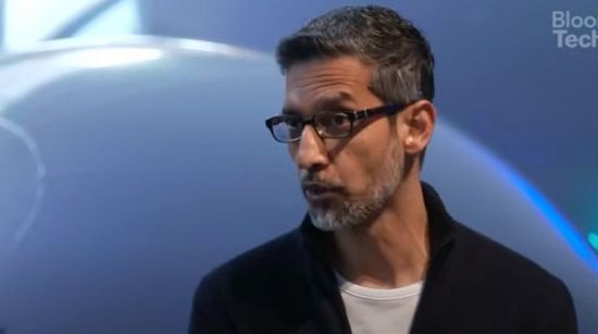 지난 5일(현지시간) 인간 엔지니어를 AI로 대체할 계획이 없다고 밝힌 순다르 피차이 구글 CEO. 블룸버그 유튜브 캡처