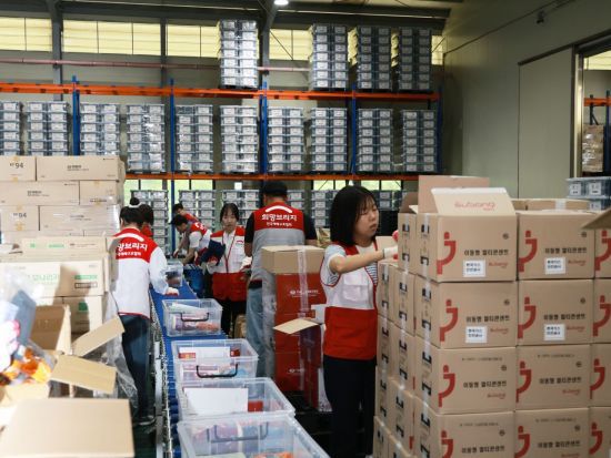 희망브리지 임직원들이 파주 재해구호물류센터에서 여름철 재난 대비 긴급 구호키트를 제작하고 있다. 희망브리지