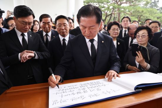 당 대표 출마를 선언한 더불어민주당 정청래 의원이 16일 서울 동작구 국립서울현충원 현충탑을 참배한 뒤 방명록을 작성하고 있다. 연합뉴스