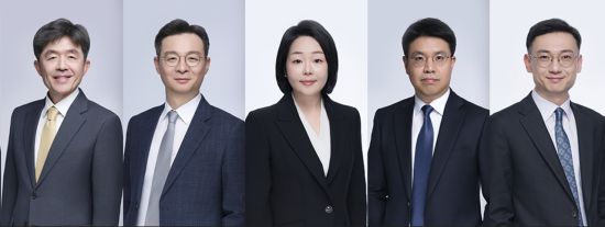 왼쪽부터 조주연 전 서울중앙지검 반부패수사2부장, 이정우 전 춘천지검 부부장검사, 손정현 전 수원지검 형사1부장, 홍석기 전 광주지검 검사, 석동현 전 법무부 법무과 검사.