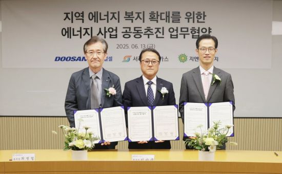 이승준 두산퓨얼셀 본부장(왼쪽 두번째)이 지난 13일 업무협약식에서 김준석 서라벌도시가스 김준석 대표(왼쪽 세번째), 최병철 지엔씨에너지 본부장과 함께 기념사진을 촬영하고 있다. 두산