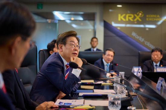 이재명 대통령이 11일 서울 영등포구 한국거래소 통합관제센터를 방문해 증시 시황 및 시장 감시 체계 브리핑을 듣고 있다. 연합뉴스