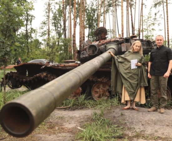 퍼듀는 지난 2022년부터는 우크라이나 전쟁에 관한 글을 쓰고 있다. 남편으로부터 받은 1만2000달러(약 1600만원) 상당의 약혼반지를 전쟁으로 파괴된 지역을 돕기 위해 경매에 내놓기도 했다. mitziperdue.com