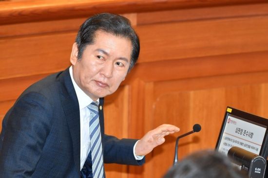 정청래 의원이 지난 2월 25일 서울 종로구 헌법재판소에서 열린 윤석열 대통령 탄핵심판 마지막 변론에 출석해 변론 시작을 기다리고 있다. 사진공동취재단