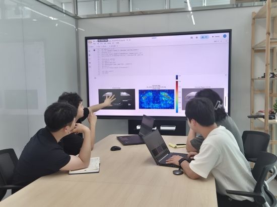 지난 11일 딥아이(DEEP AI) 직원들이 부산 기장군에 위치한 연구소에서 'AI 기반 열교환기 비파괴검사 시스템' 품질 개선을 위해 회의하고 있다. 부산=오지은 기자