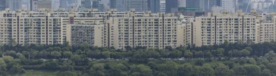 서울 응봉산에서 바라온 강남구 압구정동, 청담동 일대 아파트 단지. 연합뉴스