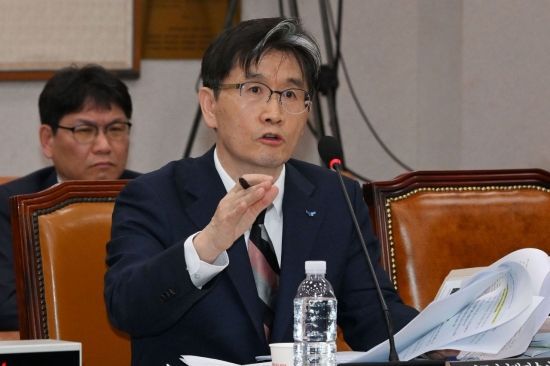 오동운 공수처장이 12일 국회에서 열린 법제사법위원회 전체회의에서 윤석열 대통령의 구속 취소 결정과 관련한 질의에 답하고 있다. 2025.3.12 김현민 기자