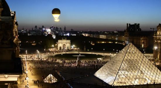 루브르 박물관의 야간 전경. 루브르 홈페이지