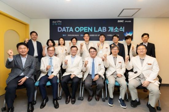 성균관의대 강북삼성병원의 데이터 협업 공간인 '데이터 오픈랩' 개소식에서 관계자들이 기념사진을 촬영하고 있다. 사진제공=강북삼성병원