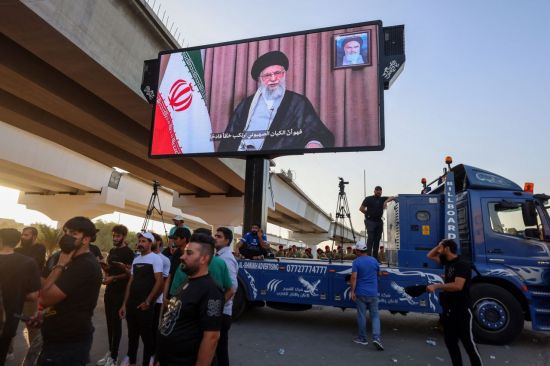 이란의 최고 지도자 아야톨라 알리 하메네이가 방송을 통해 이란 국민에게 이스라엘과의 상황에 대해 알리고 있는 모습. AFP·연합뉴스