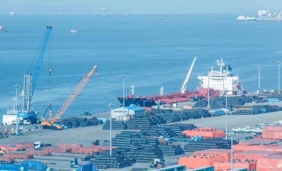 경기 평택항 수출 야적장에 철강 제품이 쌓여 있다. 2025.2.13. 강진형 기자