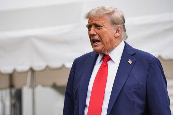 도널드 트럼프 미국 대통령이 15일 G7 정상회의 참석을 위해 캐나다로 출국하기 전 백악관에서 기자들과 만나 질답을 진행하고 있다. 로이터연합뉴스