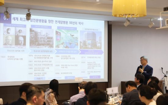 최진섭 연세암병원장이 17일 서울 서대문구 연세대학교 동문회관에서 열린 기자간담회에서 발언하고 있다. 사진제공=연세의료원