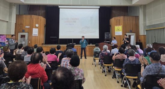 정종복 기장군수가 맞춤형 교통안전교육에 앞서 어르신들에게 교통안전을 당부하고 있다. 기장군 제공