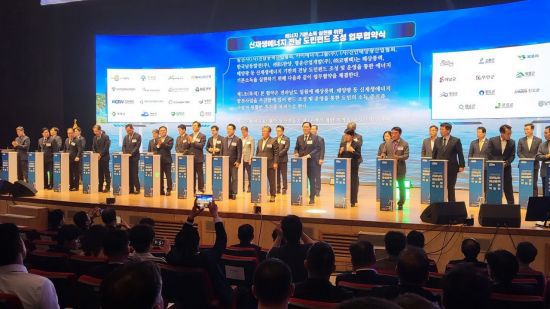 '전라남도 해상풍력산업 박람회장'에 모인 전남 22개 시군 단체장 및 업체 관계자들이 모여 신재생에너지 도민펀드 조성 업무협약을 하고 있는 모습. 심진석 기자