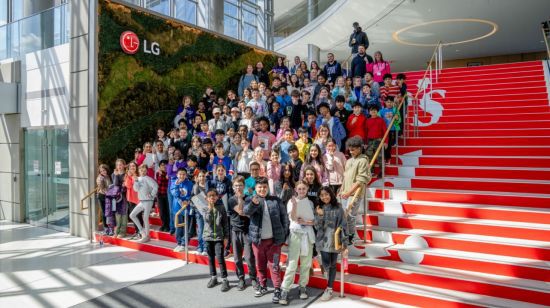 LG전자 북미법인 본사 인근 학생들이 사옥 내 과학관 'LG Inspiration Lab'을 방문하고 올레드 수족관, 로봇 청소기 축구 게임 등 LG전자의 제품을 활용한 다양한 체험을 진행하며 과학에 대한 흥미를 키울 수 있는 교육 프로그램을 체험했다. 사진은 북미 사옥을 찾은 학생들이 기념 사진을 촬영하고 있는 모습. 사진=LG전자