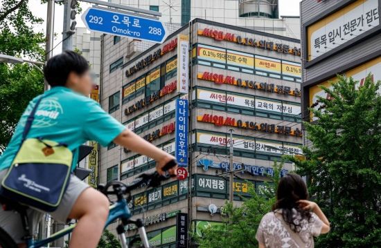 서울 양천구 목동 학원가 건물에 다양한 학원이 들어서 있다. 강진형 기자