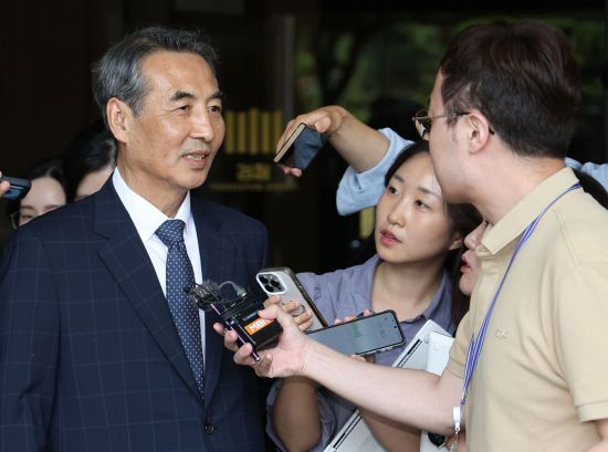 민중기 특별검사가 취재진 질문에 답하고 있다. 연합뉴스