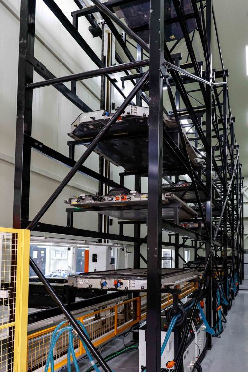 29일 경기 안양 피트인 본사에서 전기차 배터리팩이 보관돼 있다. 강진형 기자