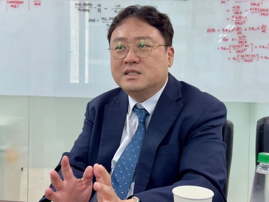 최재식 KAIST 교수가 아시아경제와 인터뷰하며 생산현장의 AI활용에 대해 설명하고 있다. 사진=백종민 테크스페셜리스트