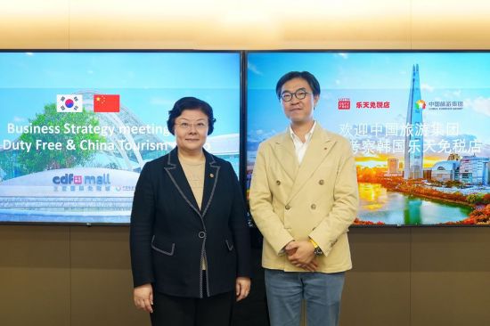 남궁표 롯데면세점 마케팅부문장(오른쪽)과 리우쿤 중국여유그룹 부총경리(왼쪽)가 비즈니스 미팅을 마치고 기념사진을 촬영하는 모습. 롯데면세점 제공.