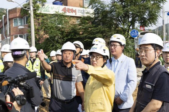 김동연 경기도지사가 19일 신안산선 붕괴현장을 찾아 현장 관계자들과 이야기를 나누고 있다. 경기도 제공