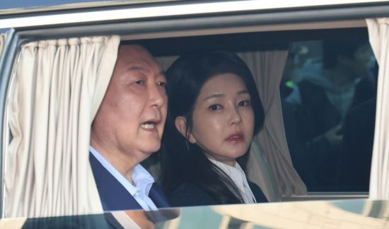 윤석열 전 대통령과 김건희 여사가 지난 4월11일 서울 용산구 한남동 대통령 관저를 떠나는 차 안에서 이야기를 나누고 있다.