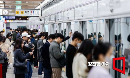 서울 지하철5호선 여의도역에서 지하철을 기다리는 시민들. 강진형 기자.