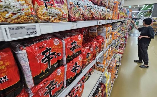 지난 10일 서울의 한 대형마트에 라면이 진열돼 있다.
