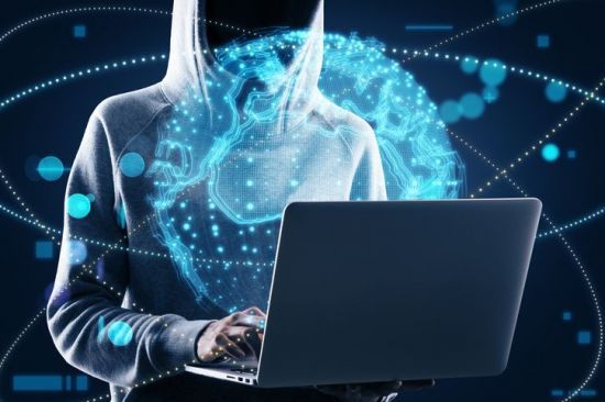 노트북에 양 손을 올리고 있는 해커의 모습. 게티이미지뱅크