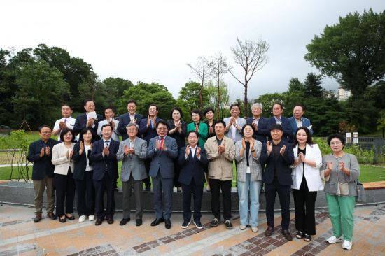 주광덕 남양주시장(앞줄 왼쪽 일곱 번째)이 지난 20일 '남양주 궁집 관람환경 조성사업 주차장 준공 기념행사'에 참석해 기념촬영을 하고 있다.  남양주시 제공