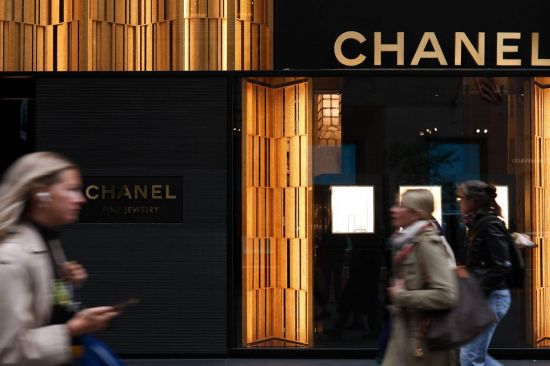 지난달 21일(현지시간) 뉴욕의 샤넬 주얼리 매장 앞을 지나가고 있는 행인들. AFP연합뉴스