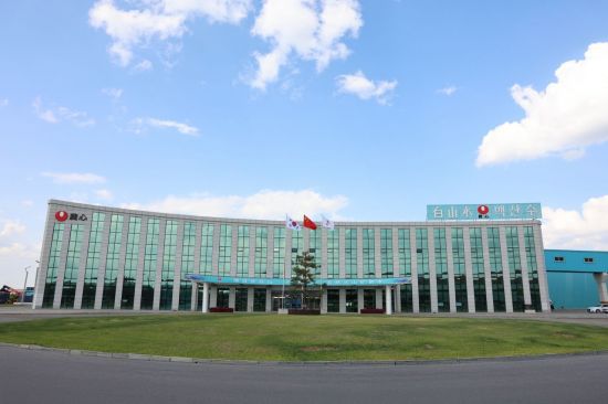 중국 길림성 조선족 자치주 안도현 이도백하에 자리 잡은 백산수 공장 전경.