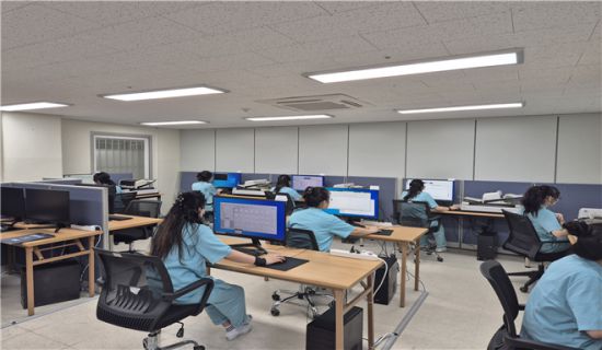 국가기록원-법무부 기록물 디지털화 시범사업 작업장. 국가기록원 제공