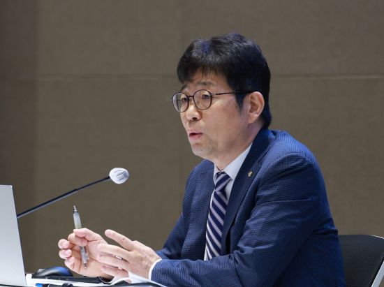 유상대 한국은행 부총재가 24일 서울 중구 한은 별관에서 열린 금융통화위원 정기 기자간담회에서 질문에 답변하고 있다. 한국은행