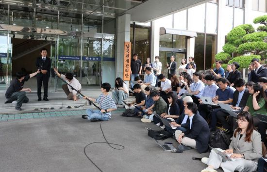 정동영 통일부 장관 후보자가 24일 서울 종로구 남북관계관리단에 마련된 인사청문회 준비사무실로 들어서며 취재진의 질문에 답하고 있다. 2025.6.24 연합뉴스