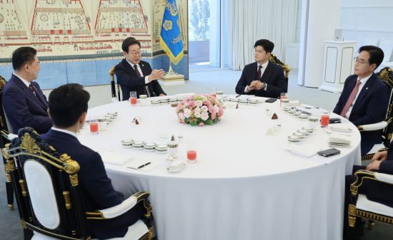 이재명 대통령이 22일 서울 한남동 관저에서 열린 여야 지도부와의 오찬 회동에서 발언하고 있다. 왼쪽 아래부터 시계방향으로 강훈식 대통령비서실장, 더불어민주당 김병기 당대표 직무대행 겸 원내대표, 이 대통령, 국민의힘 김용태 비상대책위원장, 송언석 원내대표. 연합뉴스