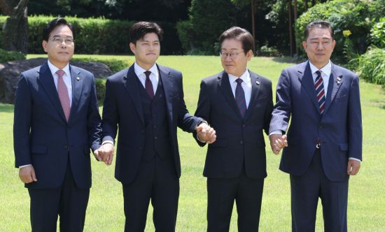 이재명 대통령이 22일 한남동 관저에서 여야 지도부와 오찬에 앞서 기념촬영을 하고 있다.     왼쪽부터 국민의힘 송언석 원내대표, 김용태 비상대책위원장, 이 대통령, 더불어민주당 김병기 당대표 직무대행 겸 원내대표. 연합뉴스