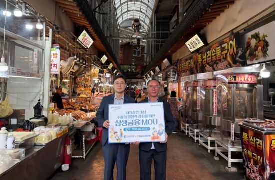 25일 경기 수원 못골시장에서 조장균 농협은행 외환사업부장(왼쪽부터)과 이충환 전국상인연합회장이 외환부문 상생금융 업무협약을 체결했다. NH농협은행 제공