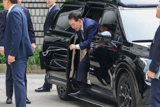 윤석열 전 대통령이 16일 오전 서울 서초구 중앙지방법원에서 열린 내란 우두머리 혐의, 집권남용 권리행사방해 혐의 사건 7차 공판을 받기 위해 법원으로 들어오고 있다. 사진공동취재단