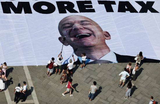 국제환경단체 그린피스도 반대 시위에 가세해, 베네치아 산마르코 광장에 베이조스의 웃는 얼굴 사진과 함께 "결혼식을 위해 베네치아를 빌릴 수 있다면 세금을 더 많이 내야 한다"는 내용의 영어 문구가 적힌 현수막을 펼치며 항의하기도 했다. 로이터·연합뉴스