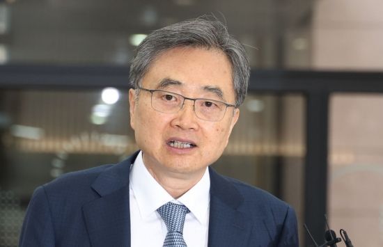 조현 외교부장관 후보자가 24일 서울 종로구 대우빌딩에 마련된 인사청문회 준비사무실에 첫 출근하며 취재진 질문에 답하고 있다. 2025.6.24 조용준 기자