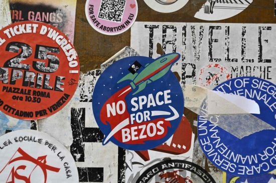 베네치아의 곳곳에는 "베이조스를 위한 공간은 없다(No Space for Bezos)"라고 쓰인 현수막과 스티커가 붙어 있다. AFP·연합뉴스