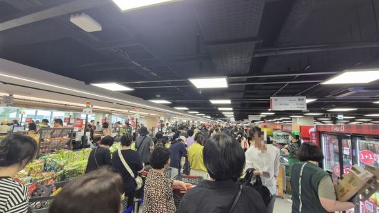 계산을 기다리는 소비자들 모습. 매장 사이사이로 긴 줄이 늘어서 있다. 이민지 기자.