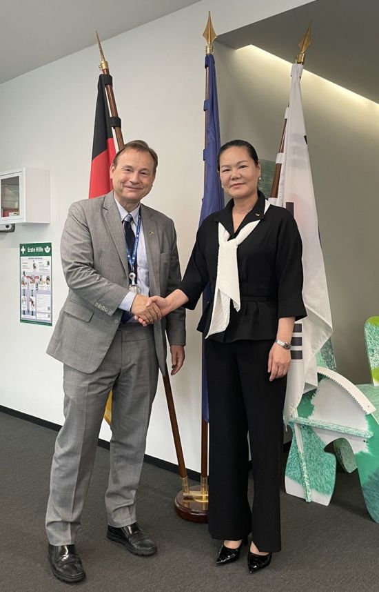 왼쪽부터 게오르크 슈미트 주한 독일 대사와 윤영미 한국수입협회장이 기념사진을 촬영하고 있다.