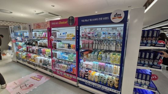 롯데마트가 선보인 초저가 가성비 화장품 존. '똑똑한 뷰티 초이스' 라는 슬로건으로 초저가 가성비 화장품을 전점포로 확대할 예정이다. 이민지 기자.