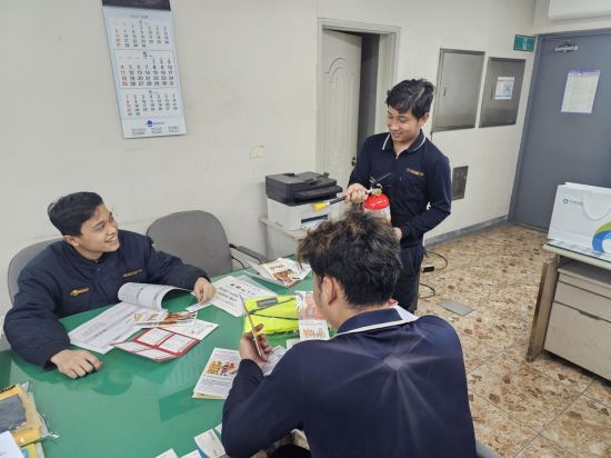 종합폴스타에 근무하는 수바교 펜디(24) 씨가 동료들에게 안전 교육을 진행하고 있다. 한국산업단지공단