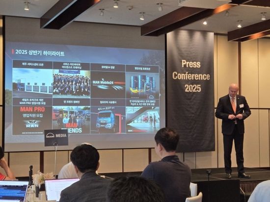 피터 안데르손 만트럭버스코리아 사장이 26일 그랜드하얏트 서울에서 국내 론칭 1주년 기자간담회를 열고 서비스 고도화를 통한 고객 가치 극대화 전략인 '만 코어(MAN CORE) 360'을 소개하고 있다. 노경조 기자