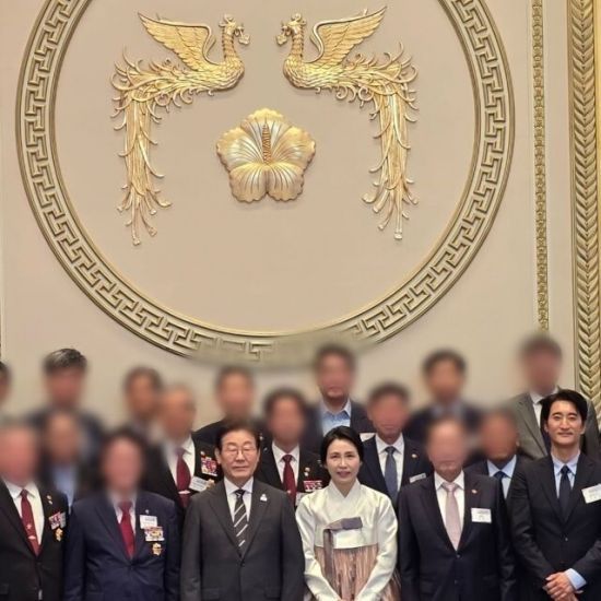 신현준이 27일 청와대 영빈관에서 열린 '호국보훈의 달, 대통령의 초대' 행사에서 이재명 대통령, 김혜경 여사 등과 사진을 찍고 있다. 신현준 인스타그램