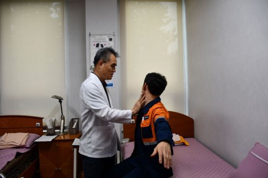 대구한의대 포항한방병원 전문 의료진이 직접 제철소를 방문해 직원에게 한방 진료를 제공하고 있다. 포스코 제공
